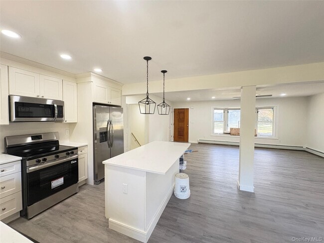 Building Photo - 27 Floral Dr