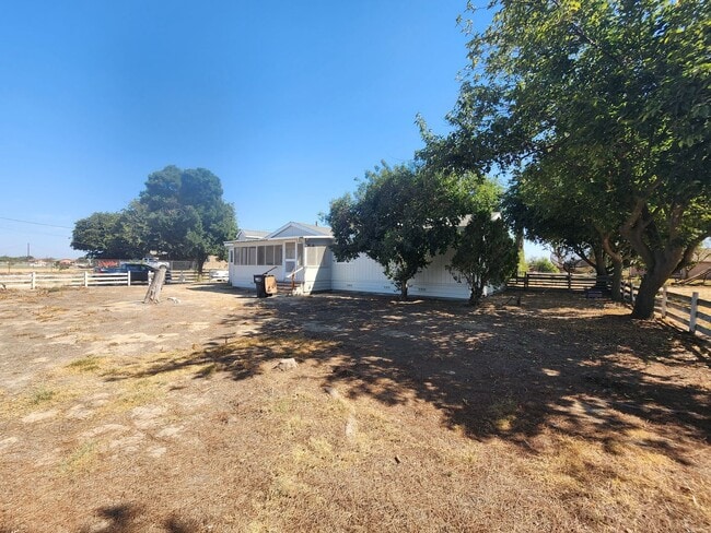 Building Photo - Well-Maintained 3BR/2BA