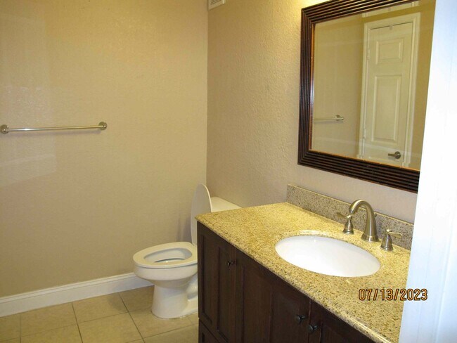 Building Photo - Beautiful Condo in the heart of Downtown O...