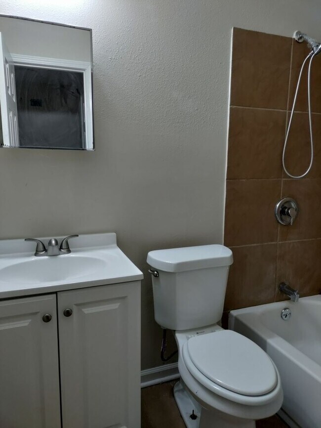 Building Photo - Single Family Home 5 BR / 2 Bath