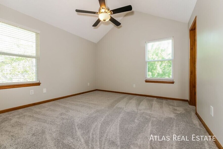 Building Photo - 1610 Cove Dr