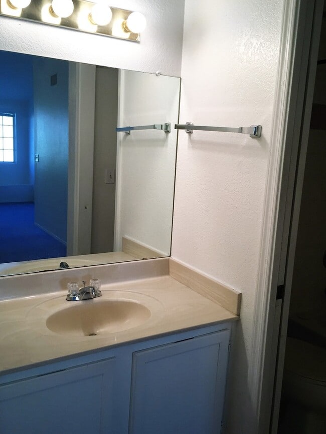 Building Photo - **COMFORTABLE 2br/2ba TOWNHOME (GILBERT & ...