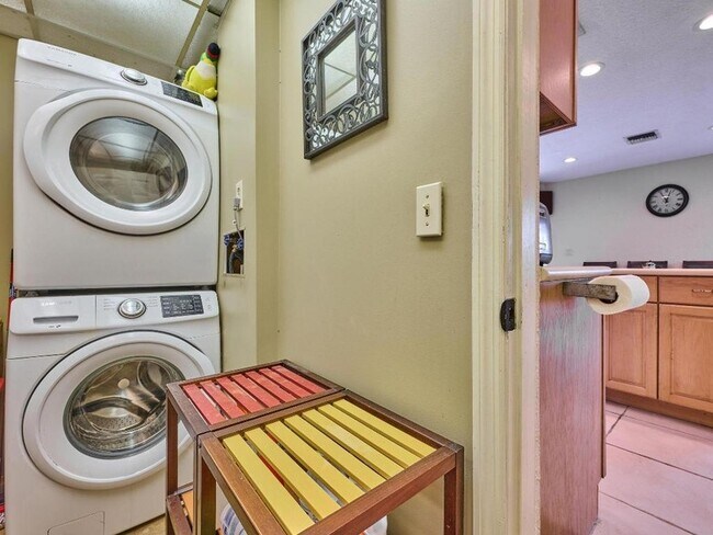 Building Photo - 2810 NE 48th Ct