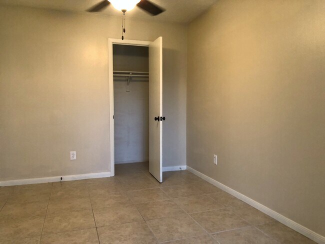 Building Photo - 605SB