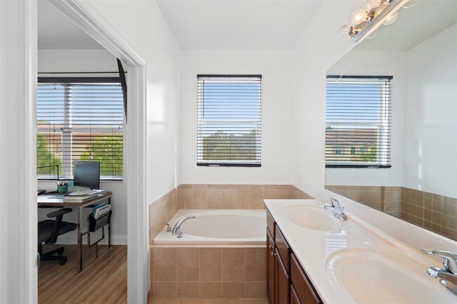 Building Photo - 9467 SW Merlin Ct