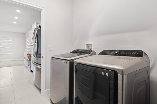 Building Photo - 692 NE Turtleback Trail