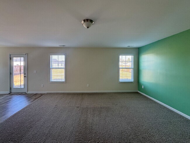 Building Photo - Spacious 4 Bed 2.5 Bath Home with Flex Rooms