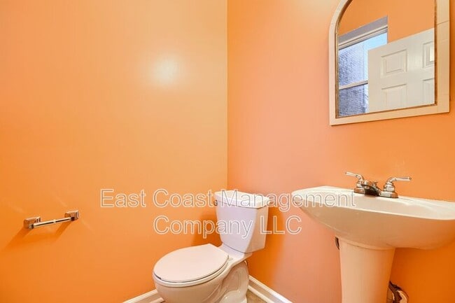 Building Photo - 2826 Huntingdon Ave