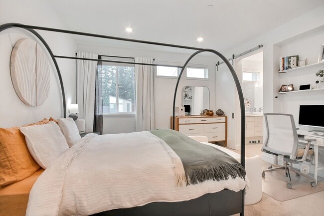 Building Photo - Stunning Modern Townhome in Sammamish!