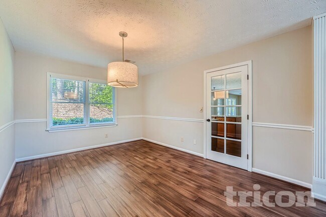 Building Photo - 10930 Pinehigh Dr