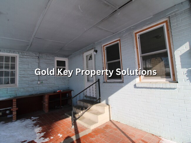 Building Photo - Roomy 3 BR 1 BA House with 2 Covered Porches and Garage (SECTION 8 APPROVED)