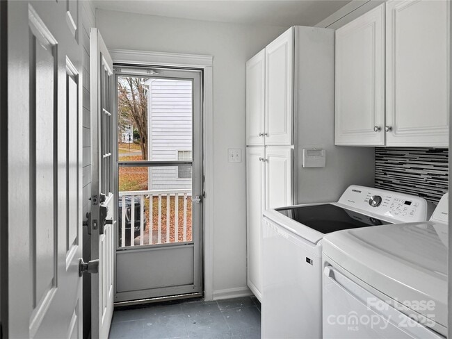 Building Photo - 8509 Golf Ridge Dr