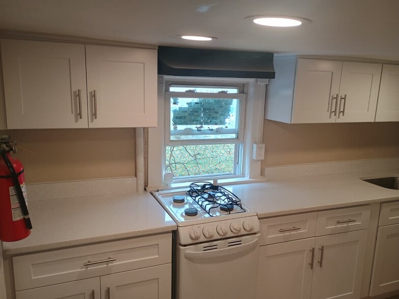 Building Photo - 321 Fisher Ave