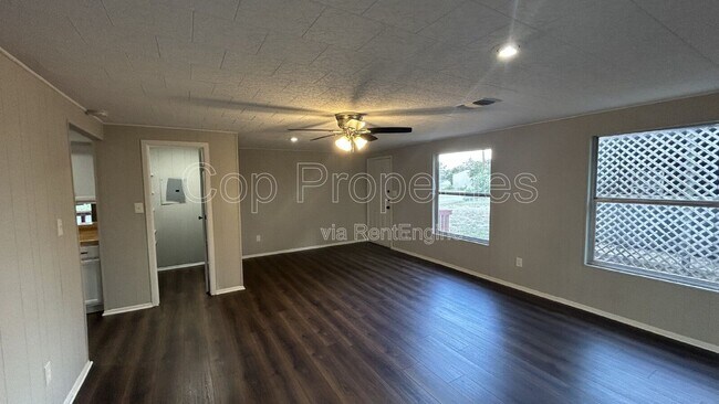 Building Photo - 537 Tamarack Dr