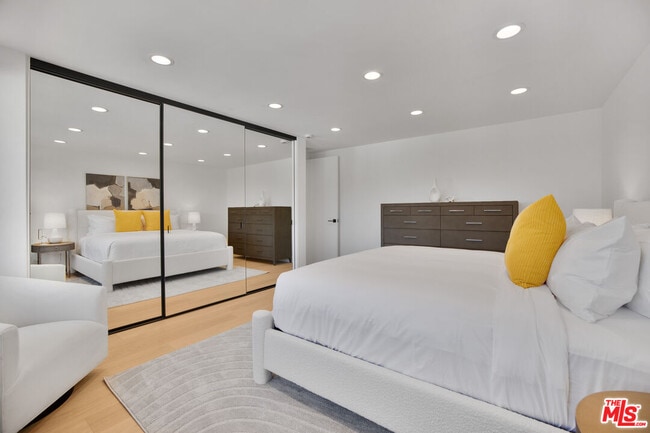 Building Photo - 30020 Morning View Dr