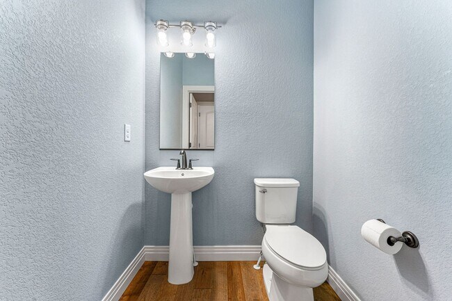 Building Photo - Modern Townhome in Commerce City!