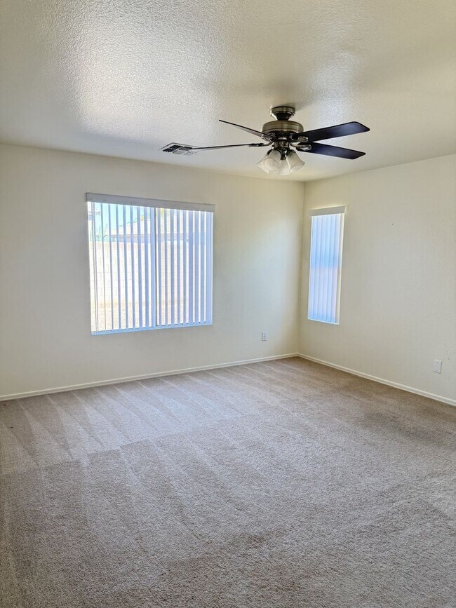 Building Photo - Nice 4bdrm + den in Avondale CWS