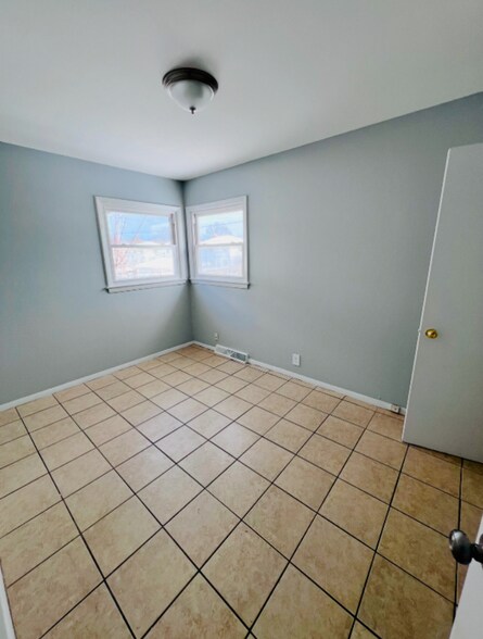 Building Photo - 5944 N 61st St