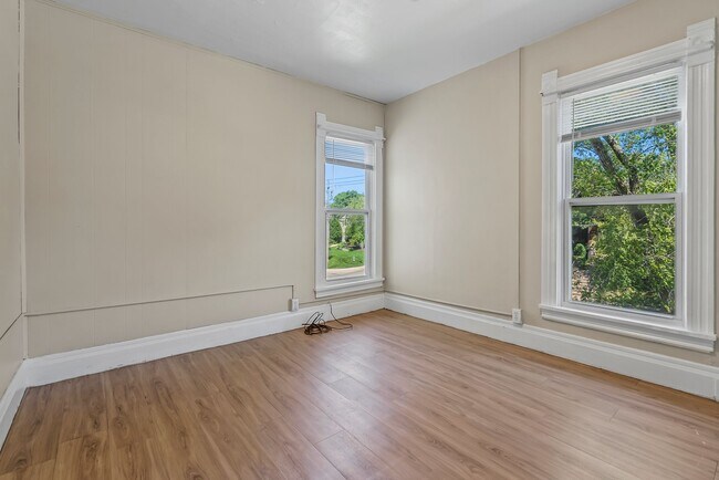 Building Photo - 1804 1/2  College St (Upper Level)