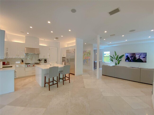 Building Photo - 2561 Trapp Ave