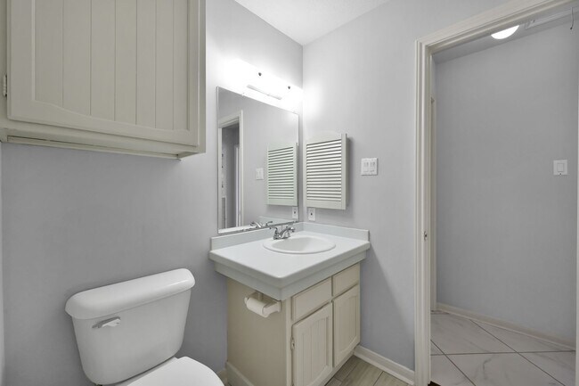 Building Photo - Fully Furnished 2 bedroom Lakefront with 1...