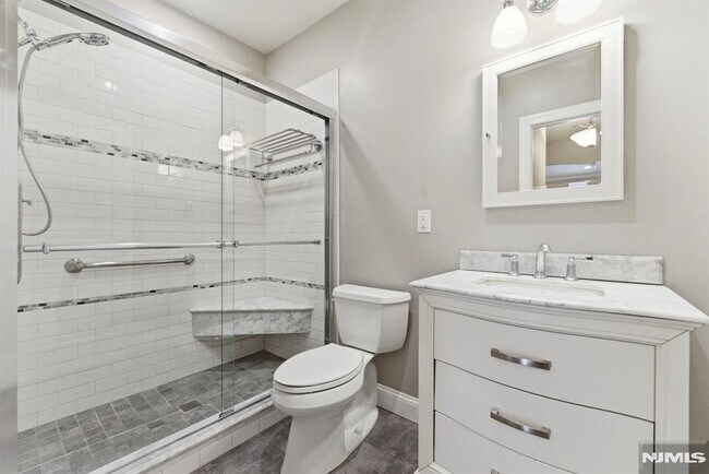 Building Photo - 113 Oak St