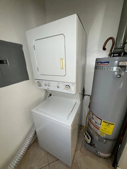 Building Photo - 14641 Moorpark St