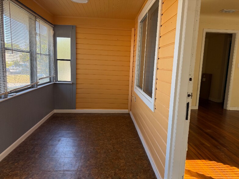 Building Photo - 1304 17th Ave N