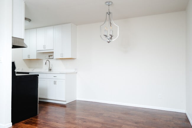 Building Photo - Highcroft Manor