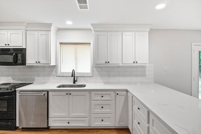 Building Photo - 1027 Tanglewood Dr