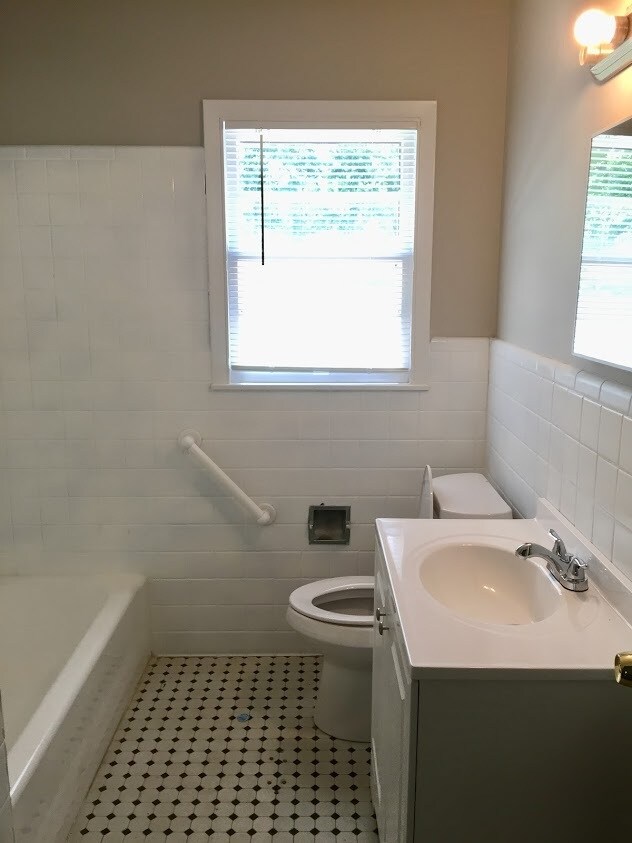 Building Photo - 756 Meadowbrook Dr