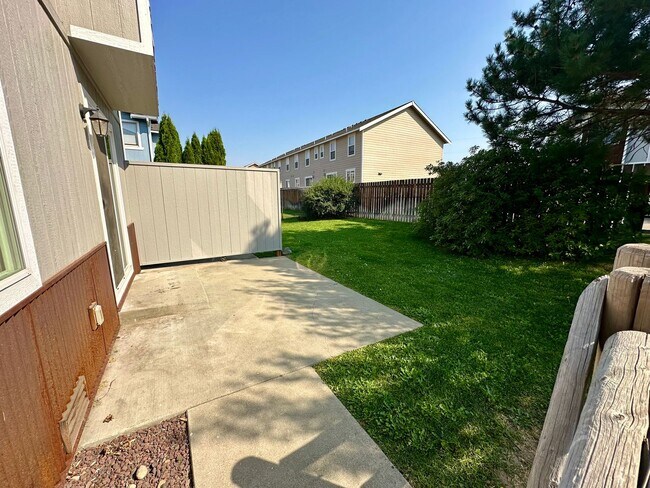 Building Photo - Updated Townhouse in Ellenbsurg