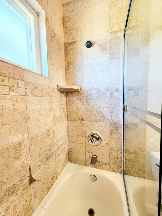 Building Photo - 3 bedroom home in San Mateo