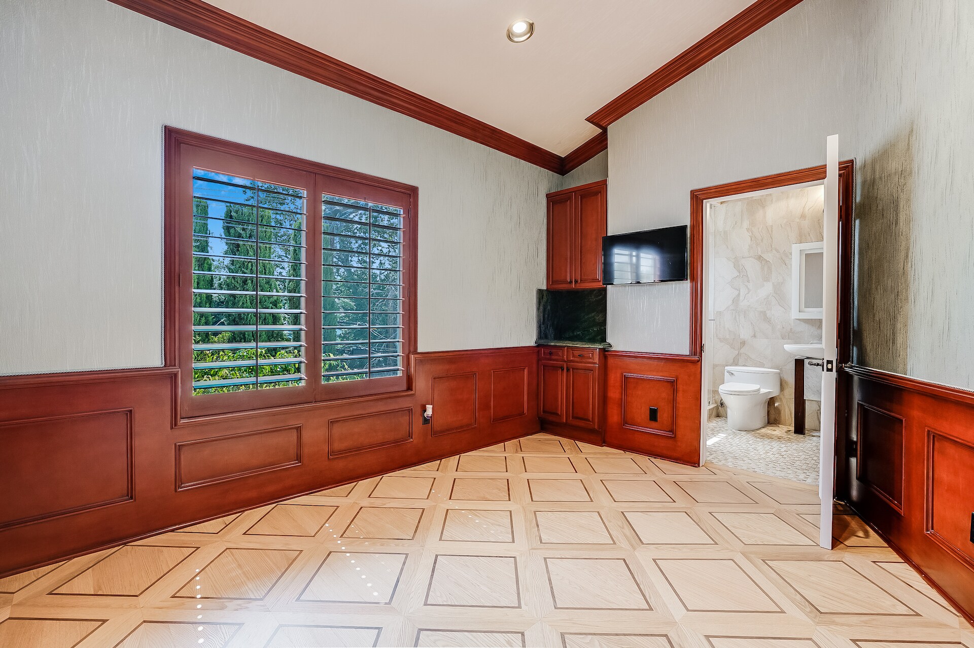 3rd Bed with TV - 4520 Fulton Ave