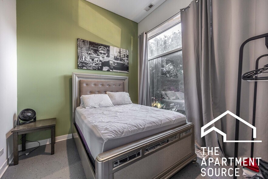 Building Photo - 1002 W Lake St