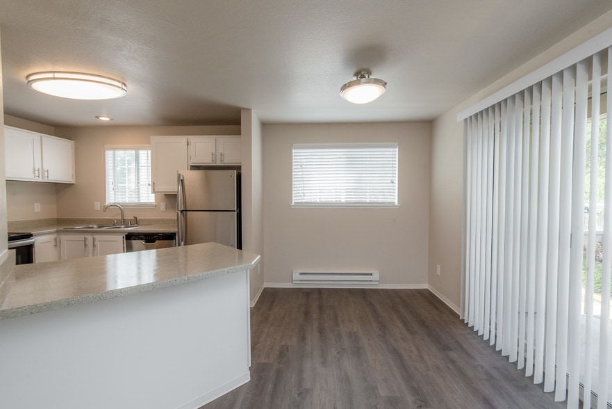Breakfast Counter and Dinning Area - Providence Landing