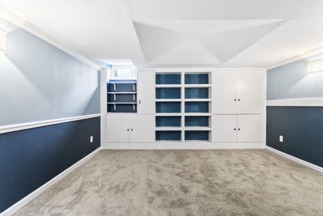 Building Photo - Special Offer – One Week Free Rent!