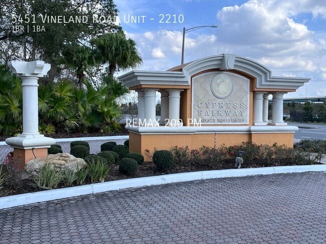 Building Photo - 5451 Vineland Rd