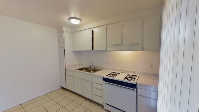 Building Photo - 583 N Tustin Ave