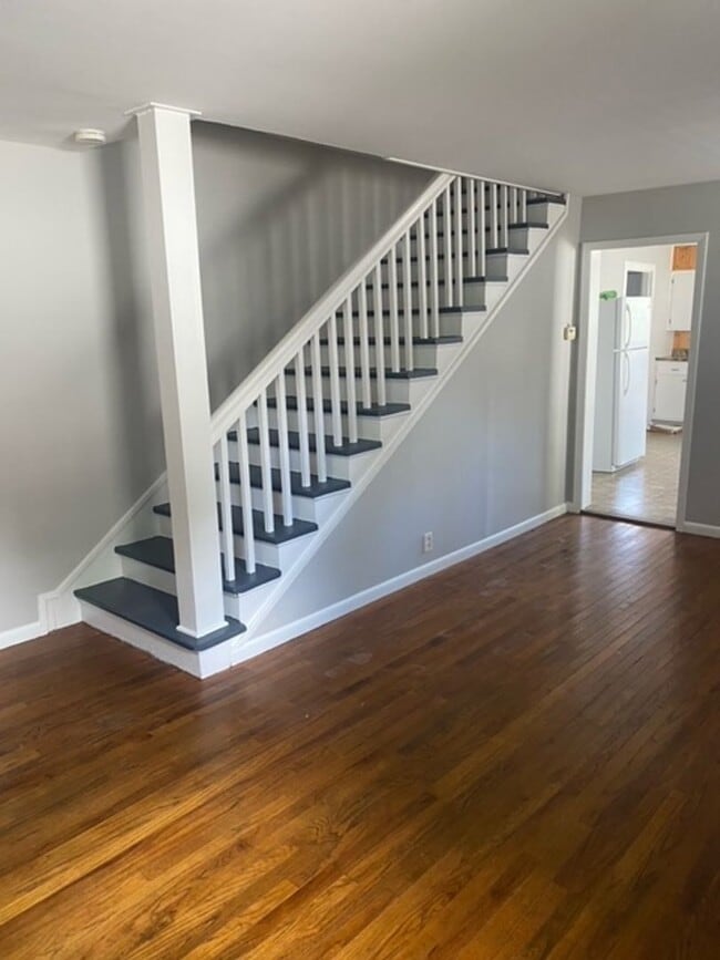 Building Photo - Available August!  4/5BR, 2BA Campus and B...