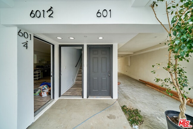 Building Photo - 601 1/4 W 41st Pl