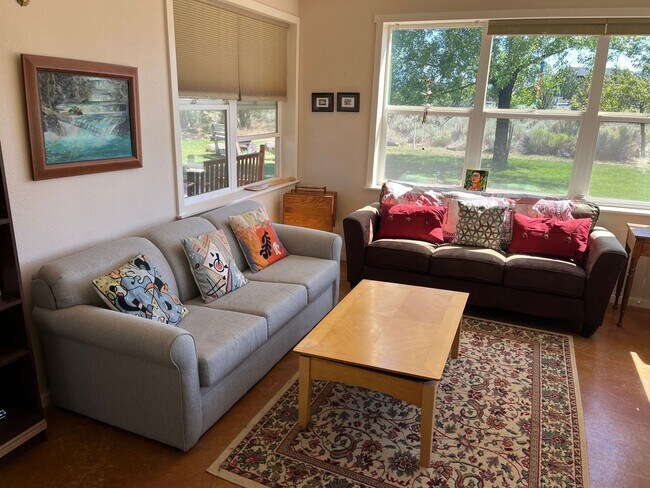 Building Photo - Furnished home between Tumalo & Sisters