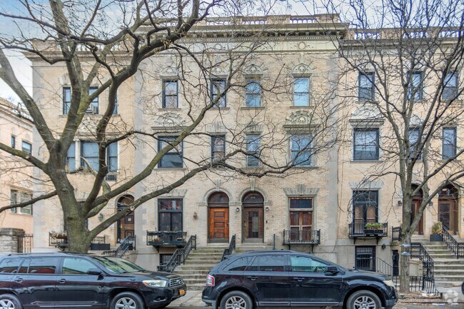 Building Photo - 215 W 138th St