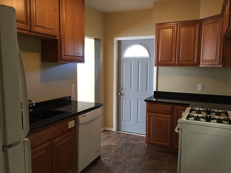 Building Photo - 926 E 8th St