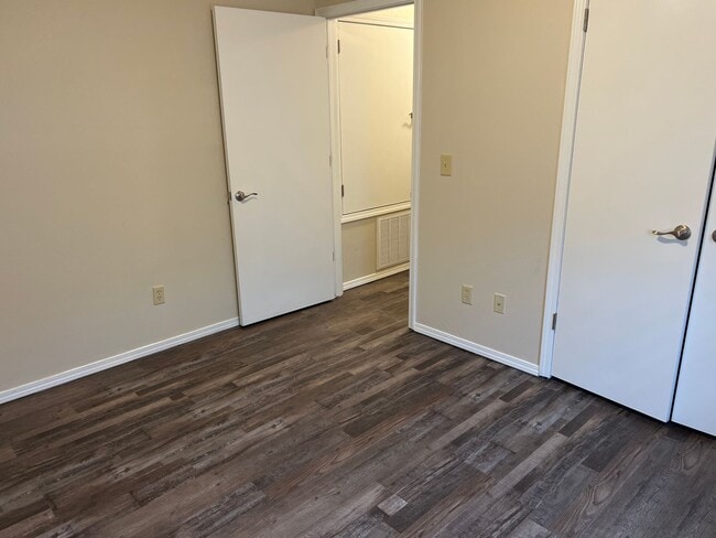 Building Photo - 608 E Rolling Hills Dr