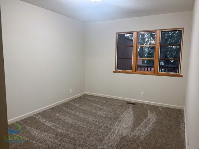 Building Photo - $4,595 - Large Gorgeous 3/2 Tri-Level Home with Beautiful Views in Gilroy near Wineries