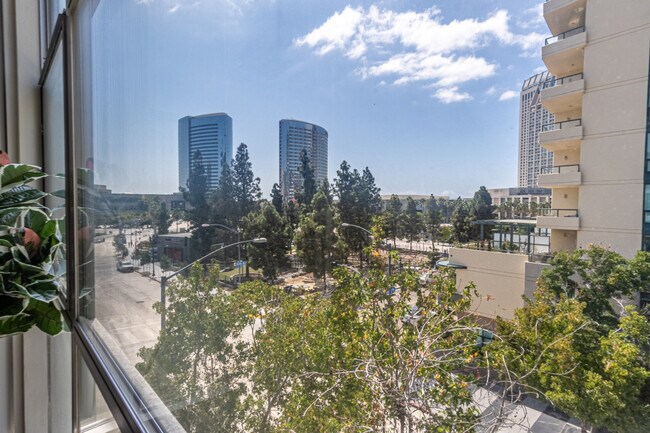 Building Photo - 555 Front St