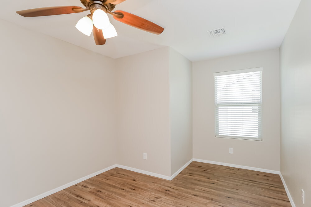 Building Photo - 825 S Swallow Ln