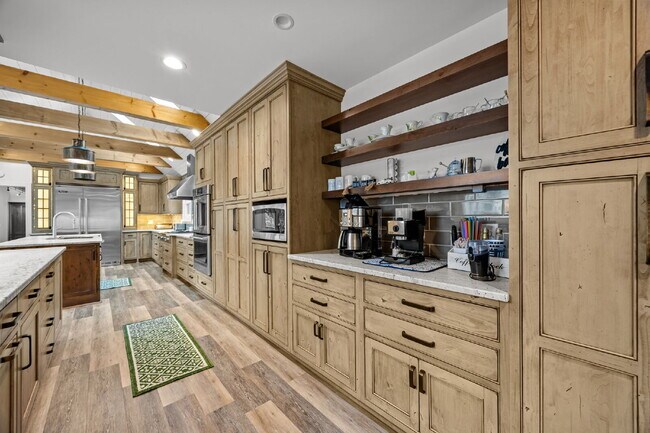 Building Photo - Charming Furnished Estate with Full-Servic...