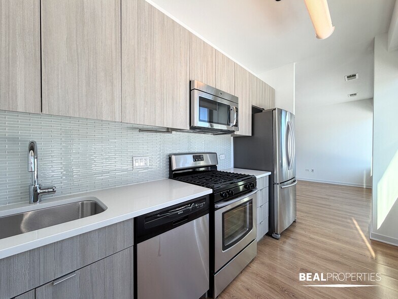 Building Photo - 548 W Webster Ave